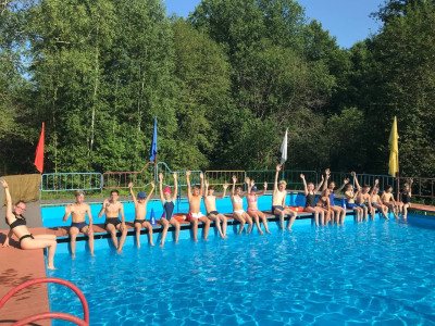 Соревнование по плаванию в лагере 