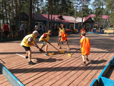 Хоккей с мячом в лагере 