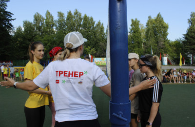 Соревнование по футболу и пионерболу между детьми и персоналом лагеря